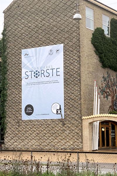 Facadebanner til AU - Aulaen